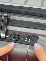 ohje matkalaukun lukkokoodin avaamiseen