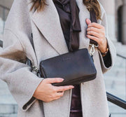 Aarni olkalaukku nahka tummanruskea hopea