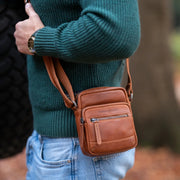 Chesterfield Bremen pieni nahkainen ruskea olkalaukku