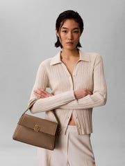 Calvin Klein Emblem Pebble pehmeä iso olkalaukku taupe