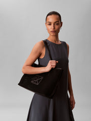 Calvin Klein Mesh Emblem iso musta tote verkko