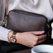 Olkalaukku tummanruskea aarni kulta nahka