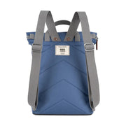 Roka London Finchley keskikokoinen reppu Burnt Blue vaaleansininen takaa
