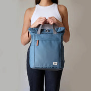 Roka London Finchley pieni reppu Burnt Blue sininen vaaleansininen kädessä