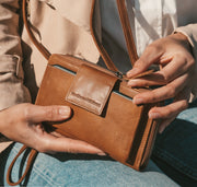 Ruskea nahka taipei puhelinlaukku chesterfield brand