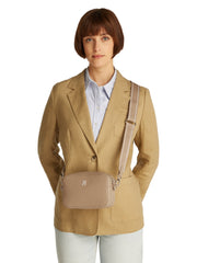 Tommy hilfiger distinct vaaleanruskea logokuvioitu kameralaukku olkalaukku safari