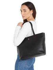 Tommy hilfiger musta essential iso olkalaukku