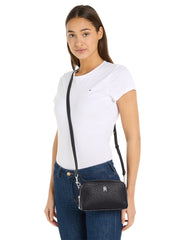 Tommy hilfiger olkalaukku musta emblem