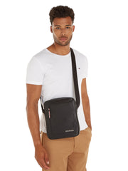 Tommy hilfiger pique reporter iso olkalaukku musta