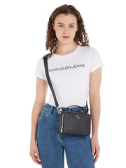 calvin klein jeans musta pieni kameralaukku minimal monogram