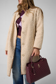 Guess Tamara Satchel viininpunainen laukku osana arkiasua