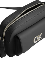 musta kameralaukku calvin klein re-lock