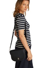 musta olkalaukku Tommy hilfiger saddle bag