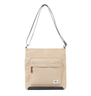 roka london ustainable nylon kennington olkalaukku vaaleanruskea sand ruskea