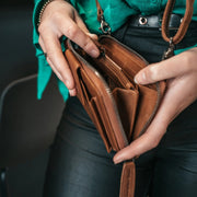 taipei laukku puhelimelle ruskea