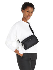 musta olkalaukku calvin klein crossover black