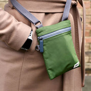 roka london sustainable chelsea nylon puhelinlaukku avocado