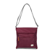 roka london sustainable kennington b viininpunainen olkalaukku nylon