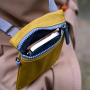 sinapinkeltainen puhelinlaukku roka london sustainable chelsea