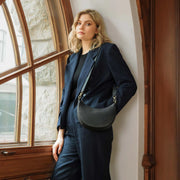 Aarni hirvennahka musta olkalaukku luna kulta