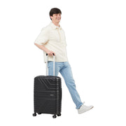 American Tourister Flytwist matkalaukku 67cm musta mies matkalaukun kanssa
