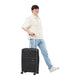 American Tourister Flytwist matkalaukku 67cm musta mies matkalaukun kanssa
