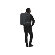 American Tourister matkareppu musta matkareppu mallin päällä