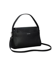 Calvin Klein Emblem Pebble pehmeä iso olkalaukku musta