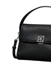 Calvin Klein Emblem Pebble pehmeä iso olkalaukku musta