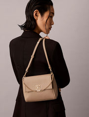 Calvin Klein Emblem Pebble vaalea pehmeä olkalaukku taupe