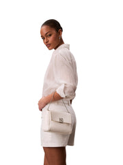 Calvin Klein Emblem Pebble valkoinen pehmeä olkalaukku