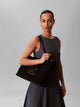 Calvin Klein Mesh Emblem iso musta tote verkko