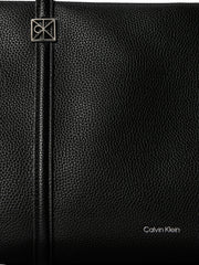 Calvin Klein Pebble iso musta olkalaukku