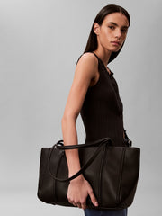 Calvin Klein musta Pebble iso olkalaukku