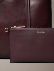 Calvin klein emblem punainen iso olkalaukku viininpunainen