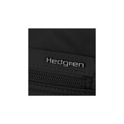 Hedgren Harpe's musta olkalaukku läheltä