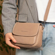 Miloa Chesterfield Brand nahka pieni olkalaukku taupe olalla