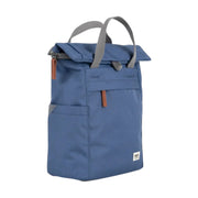 Roka London Finchley keskikokoinen reppu Burnt Blue vaaleansininen etuviisto