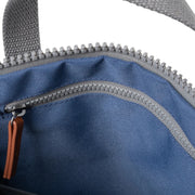 Roka London Finchley keskikokoinen reppu Burnt Blue vaaleansininen sisältä