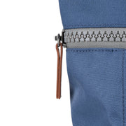 Roka London Finchley keskikokoinen reppu Burnt Blue vaaleansininen 