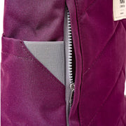 Roka London Finchley keskikokoinen reppu Cherry Lacquer violetti vetoketjutasku