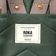 Roka London Finchley keskikokoinen reppu Thunderstorm vihreä logo