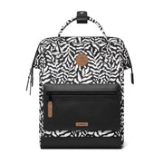 Mustavalkoinen Cabaia Luanda M -reppu mustalla etutaskulla