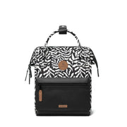 Mustavalkoinen Cabaia Luanda S -reppu mustalla etutaskulla