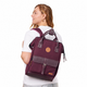 Viininpunainen Cabaia Norfolk M -reppu mallin selässä