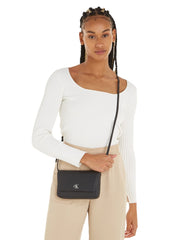 pieni olkalaukku minimal monogram calvin klein musta