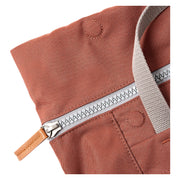 roka london iso reppu ruskea henna vetoketju