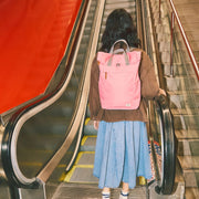 roka london reppu keskikoko pink lemonade naisen selässä