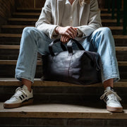 Conor-nahkalaukku mukana portailla istuessa