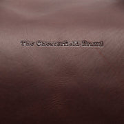 Conor-laukun tummanruskea nahkapinta ja The Chesterfield Brand -logo